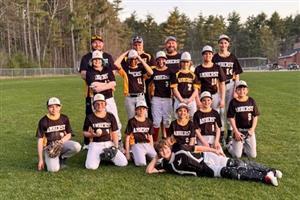 young baseball players posing as a group